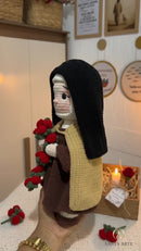 Santa Teresinha das Rosas – Amigurumi Sagrado em Crochê | Santa Arte
