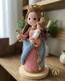 Nossa Senhora Auxiliadora dos Cristãos – Amigurumi Sagrado em Crochê | Santa Arte