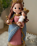 Nossa Senhora Auxiliadora dos Cristãos – Amigurumi Sagrado em Crochê | Santa Arte