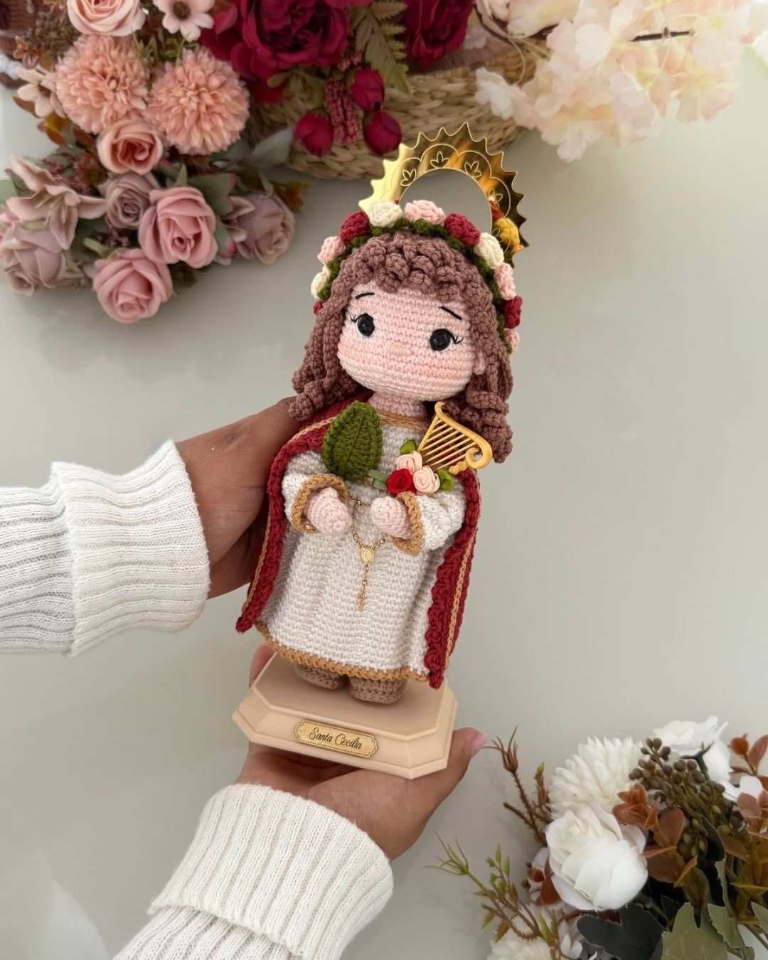 Santa Cecília em crochê artesanal
