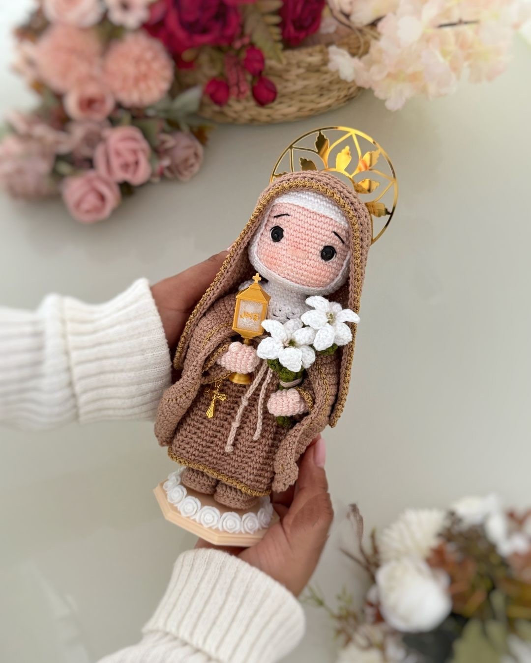 Santa Clara em crochê artesanal