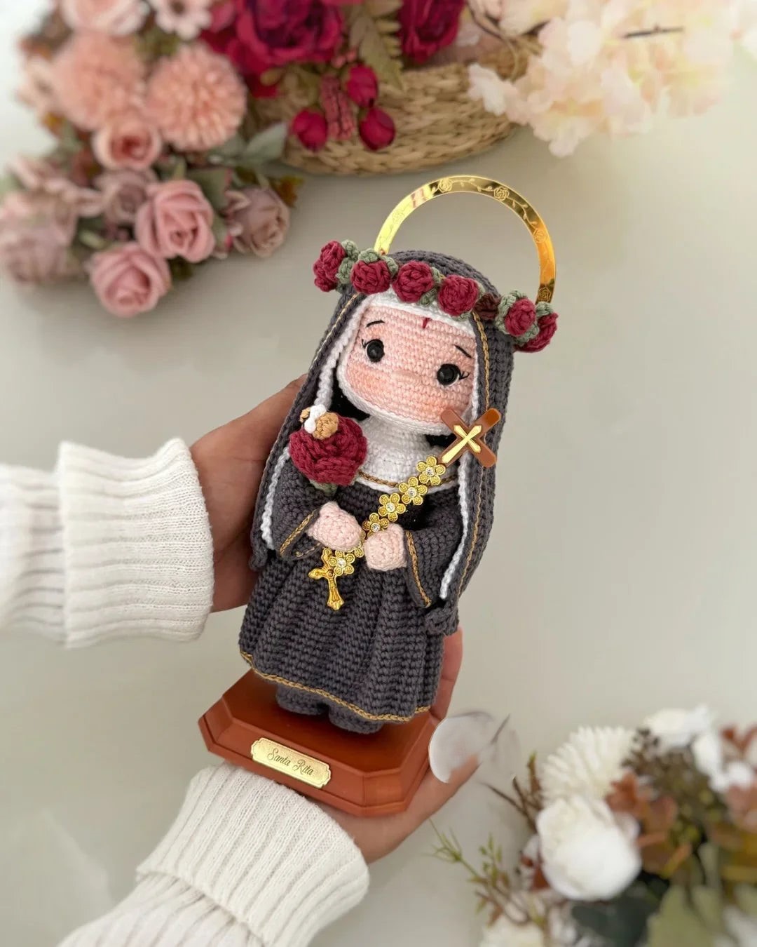 Santa Rita em crochê artesanal
