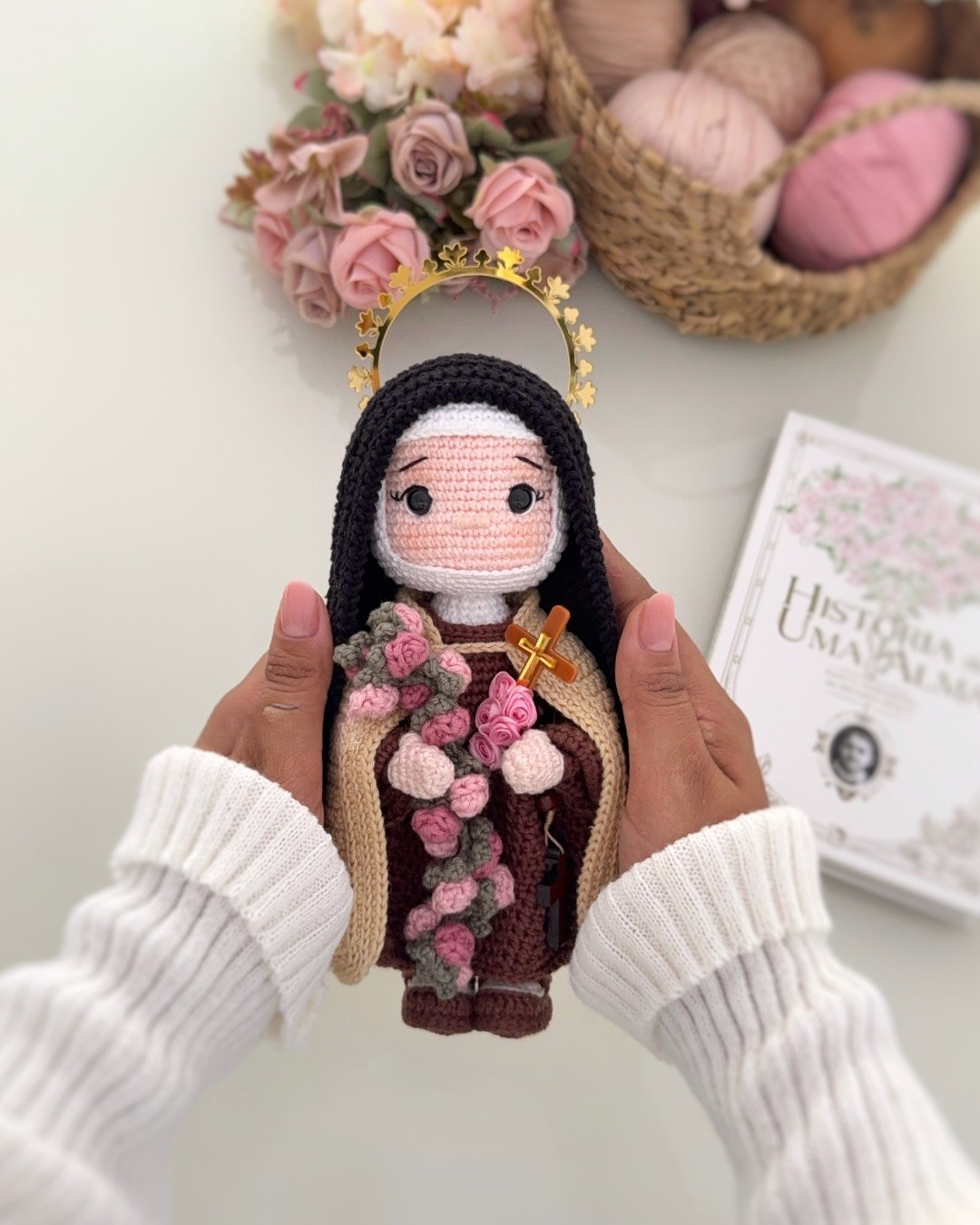 Santa Teresinha em crochê artesanal